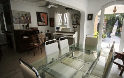 A fully renovated corner bungalow with a large garden.